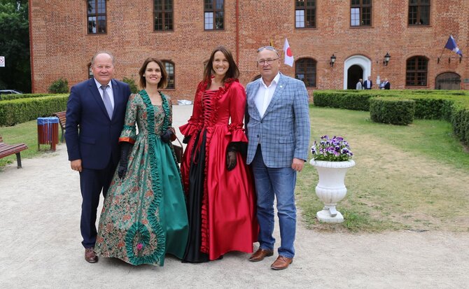 Kauno rajono savivaldybės nuotr./Kauno rajono meras Valerijus Makūnas (kairėje) ir Kauno miesto meras Visvaldas Matijošaitis su Kauno rajono TVIC direktore Aistė Sinkevičiene ir jos pavaduotoja Rima Noreikaite