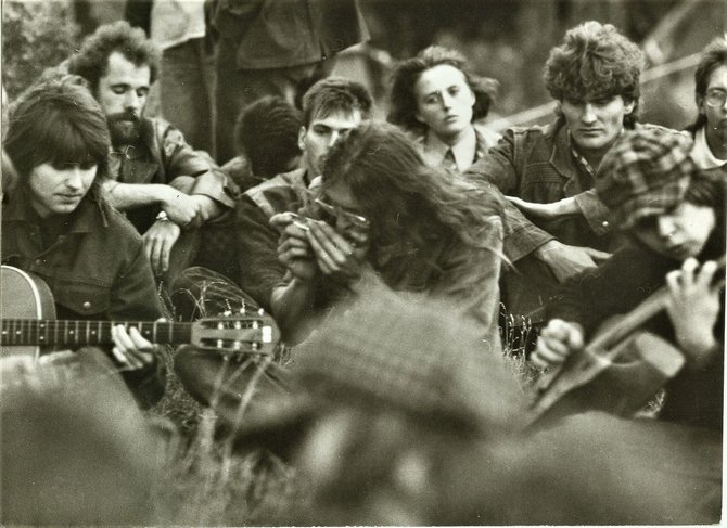 Asmeninio Silvijos Kurienės archyvo nuotr./Aleksandras Jegorovas-Džyza (centre, grojantis lūpine armonikėle) vaidybinio filmo „Vaikai iš Amerikos viešbučio“ filmavimo aikštelėje.