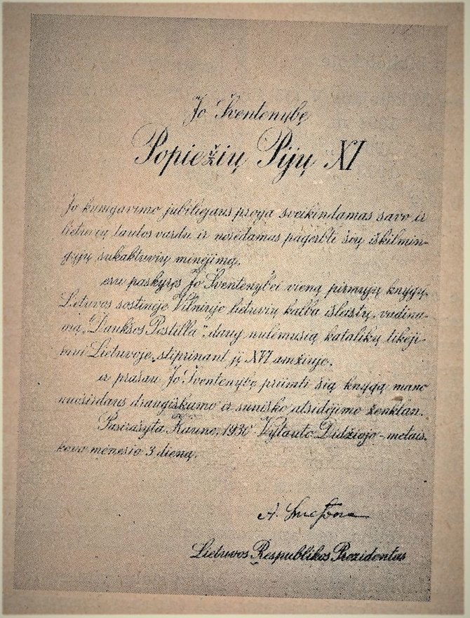 Žurnalo „Draugija“ 1939 m. Nr. 14 nuotr./Prezidento Antano Smetonos dedikacija popiežiui Pijui XI padovanotoje „Postilėje“