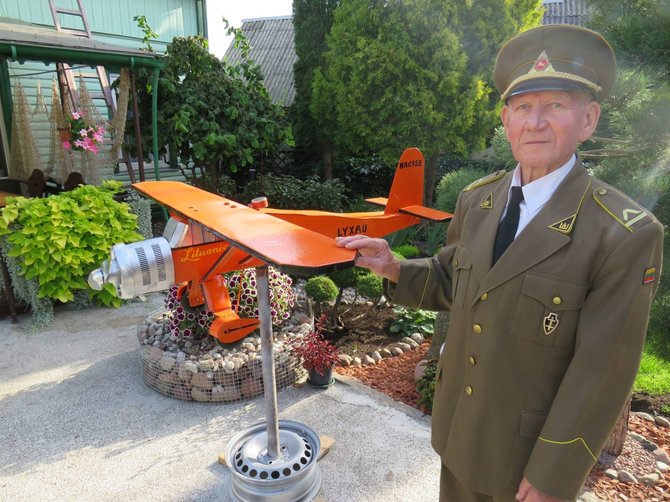 Andriaus Grygelaičio nuotr./Meilę aviacijai vilkaviškietis Jonas Mareckas įprasmina gamindamas lėktuvų modelius