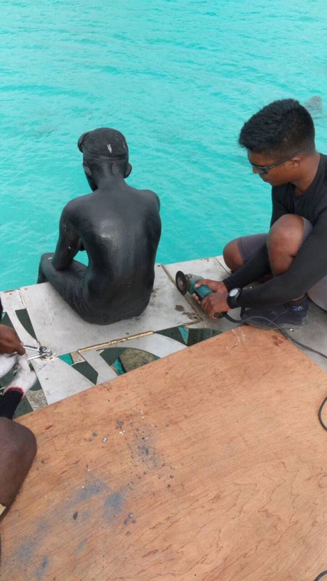 Maldyvų policijos nuotr./Maldyvuose dėl religinių priežasčių sunaikintas garsaus britų skulptoriaus kūrinys