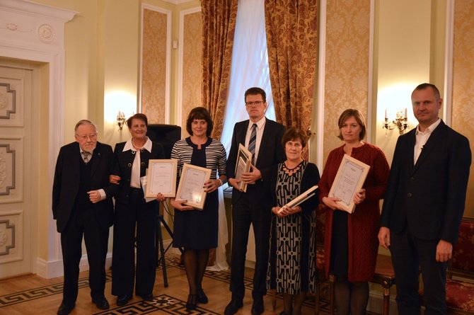 Ilzenbergo dvaro archyvo nuotr./Padėkų įteikimas: V.Landsbergis, D.Meškauskienė, R.Šimėnienė, E.Gaigalas, M.Nargelienė, I.Nagelė,V.Barakauskas