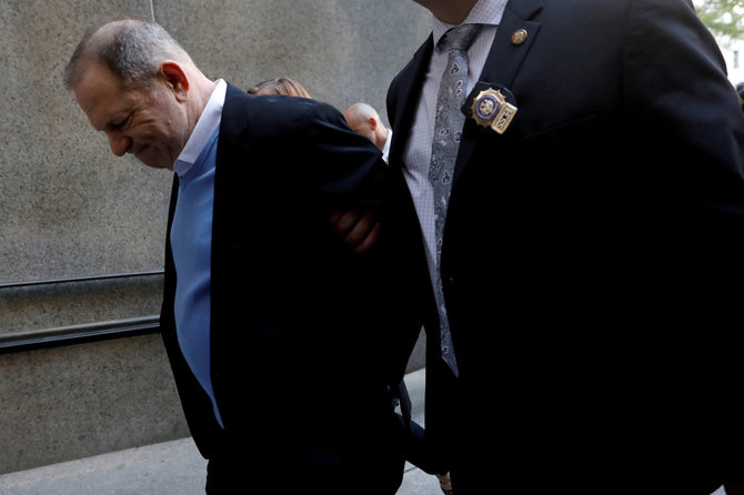 „Reuters“/„Scanpix“ nuotr./Kino prodiuseris Harvey Weinstein atvyksta į teismą Manhatane, Niujorke