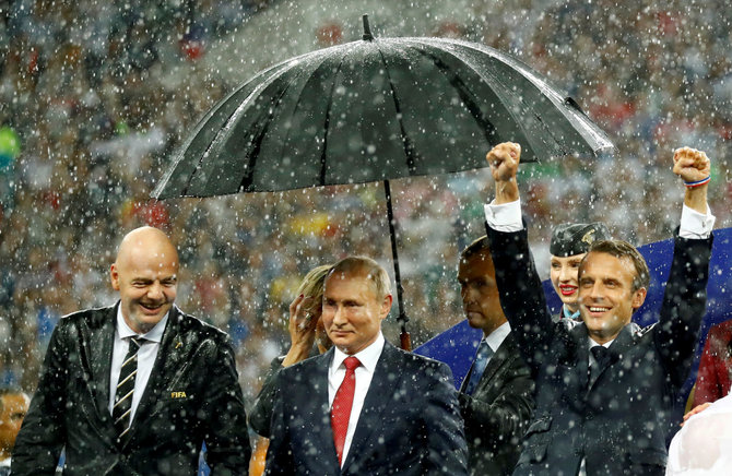 „Reuters“/„Scanpix“ nuotr./FIFA prezidentas Giannis Infantino, Rusijos prezidentas Vladimiras Putinas ir Prancūzijos prezidentas Emmanuelis Macronas per Pasaulio futbolo čempionato apdovanojimų ceremoniją