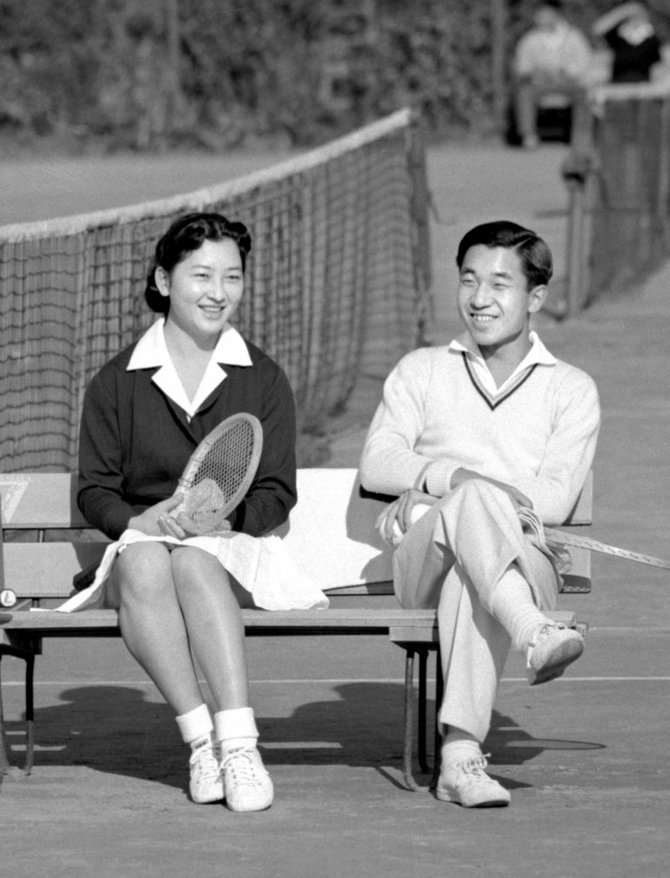 „Reuters“/„Scanpix“ nuotr./Japonijos princas Akihito kalbasi su Michiko Shoda teniso kortuose 1958 m.