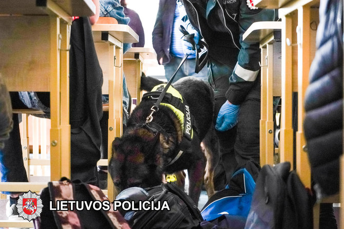 Vilniaus apskrities VPK nuotr./Vilniaus profesinėje mokykloje lankėsi policijos kinologai su šunimis