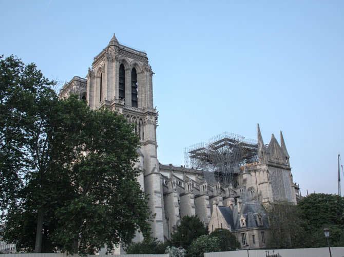 Viktorijos Karsokaitės nuotr./Paryžiaus Dievo Motinos katedra praėjus dviem mėnesiams po gaisro