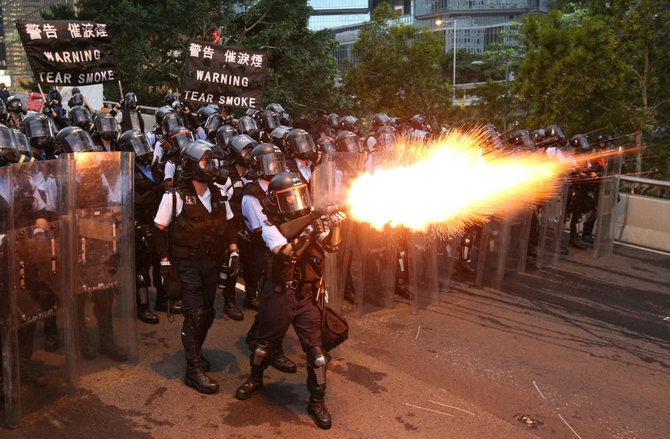 „Reuters“/„Scanpix“ nuotr./Honkonge protestuotojai susirėmė su policija