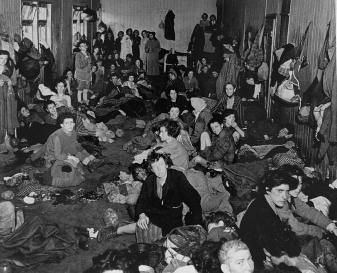 JAV Holokausto memorialo muziejaus nuotr./Išgyvenę romų Holokaustą asmenys Bergen-Belseno stovykloje