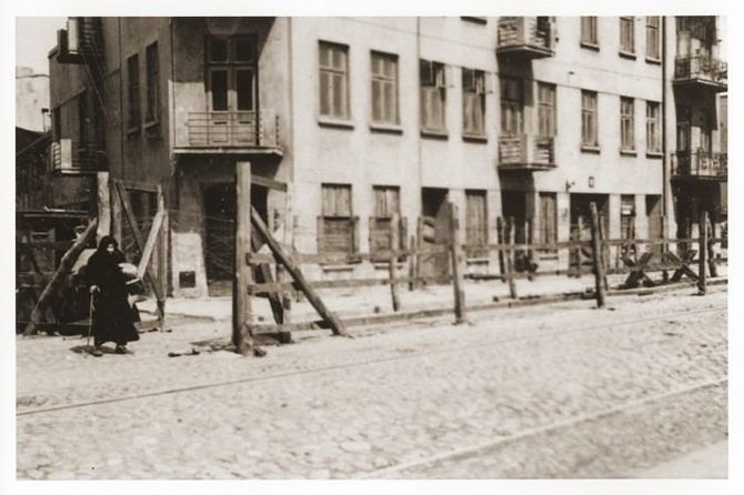 JAV Holokausto memorialo muziejaus nuotr./Įėjimas į „čigonų stovyklą“ Lodzės gete
