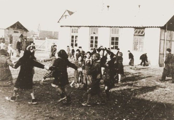 JAV Holokausto memorialo muziejaus nuotr./Romų vaikai žaidžia prie priverstinio darbo stovyklos