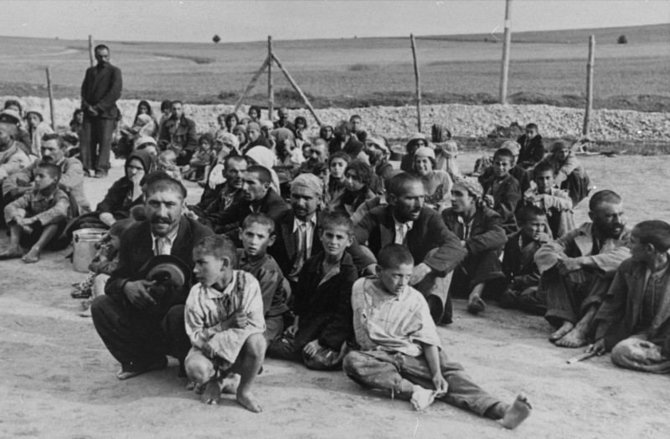 JAV Holokausto memorialo muziejaus nuotr./Romų tautybės kaliniai Belžeco priverstinio darbo stovykloje