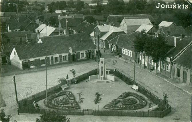 Nepriklausomybės paminklo skveras Joniškyje 1929 metais. Joniškio istorijos ir kultūros muziejaus nuotr.
