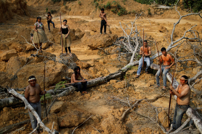 „Reuters“/„Scanpix“ nuotr./Mura genties žmonės išnaikinto Amazonės atogrąžų miško teritorijoje Brazilijoje