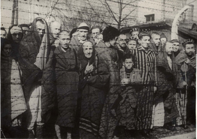 „Reuters“/„Scanpix“ nuotr./Kaliniai, išlaisvinti iš Aušvico koncentracijos stovyklos