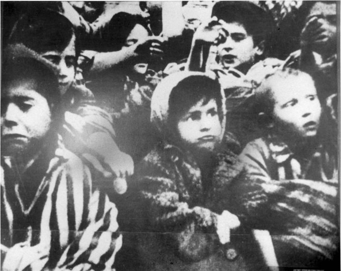 „Reuters“/„Scanpix“ nuotr./Vaikai, išlaisvinti iš Aušvico koncentracijos stovyklos