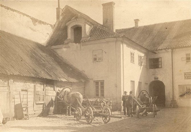 Jano Bulhako/Lietuvos dailės muziejaus nuotr./Kapitulos kiemas Pilies gatvėje 1912 metais