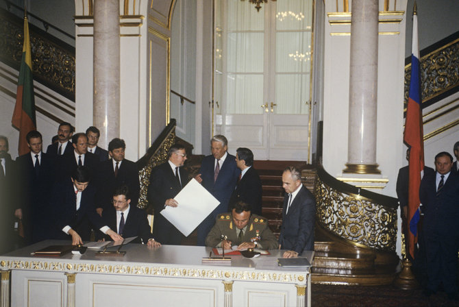 „Scanpix“/„RIA Novosti“ nuotr./Lietuvos Aukščiausiosios Tarybos pirmininko Vytauto Landsbergio vizitas į Rusiją 1992 m. Rusijos prezidentas Borisas Jelcinas (stovi centre), Lietuvos Aukščiausiosios Tarybos pirmininkas V.Landsbergis (iš kairės) ir Rusijos Aukščiausiosios Tarybos pirmininkas Ruslanas Chasbulatovas (stovi dešinėje) 