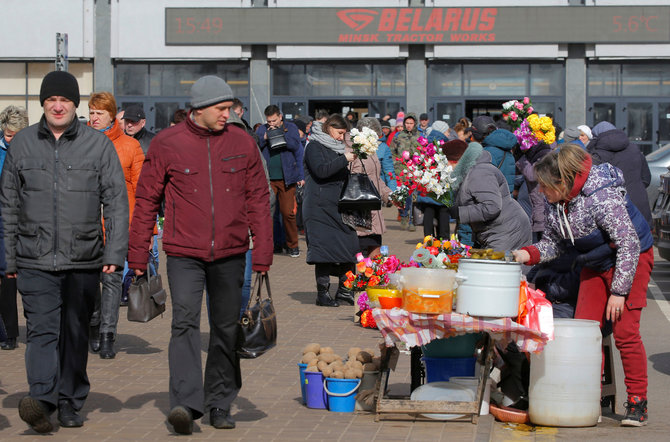 „Reuters“/„Scanpix“ nuotr./Nepaisant koronaviruso grėsmės Baltarusijoje verda įprastas gyvenimas