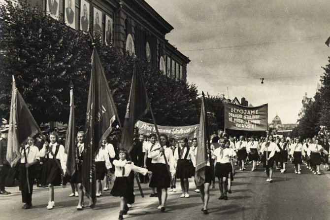 Gido Vyčio asmeninio archyvo nuotr./Moksleivių kolona 1950 m. liepos 21 d. demonstracijoje Vilniuje žengia pro Lukiškių aikštę, ir 'dėkoja draugui Stalinui už laimingą vaikystę'