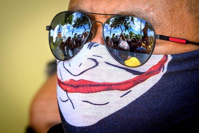 AFP/„Scanpix“ nuotr./Apsauginė veido kaukė