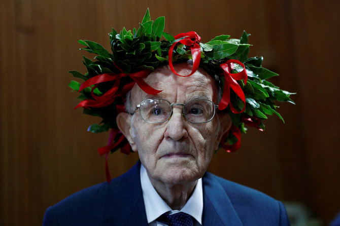 „Reuters“/„Scanpix“ nuotr./Giuseppe, pasipuošęs Italijoje tradiciniu absolventams įteikiamu laurų vainiku