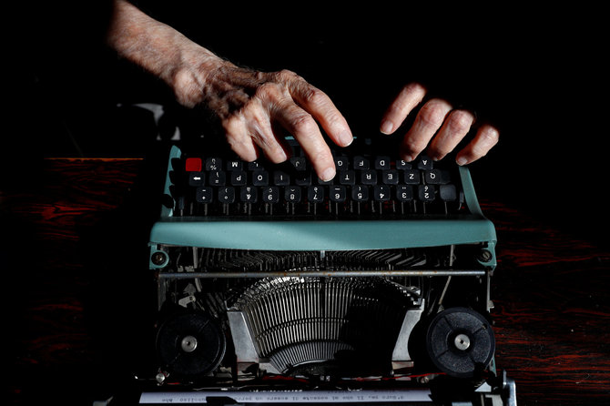 „Reuters“/„Scanpix“ nuotr./​Giuseppe Paternas prie savo spausdinimo mašinėlės