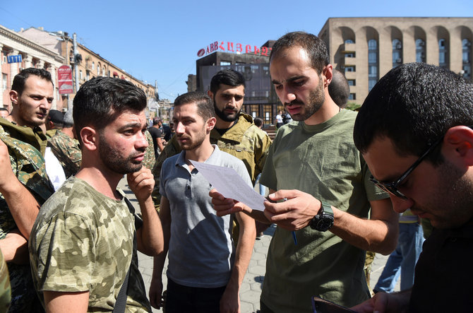 „Reuters“/„Scanpix“ nuotr./Jerevano gatvėse ieškoma savanorių