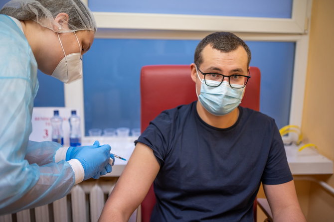 Sauliaus Žiūros nuotr./Vilniaus miesto klinikinės ligoninės medikų vakcinacija nuo COVID-19