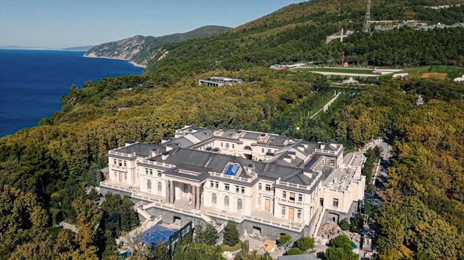 „Scanpix“/AP nuotr./„Putino rūmais“ tituluojamo komplekso prie Juodosios jūros savininkais prisistato V.Putino bičiuliai