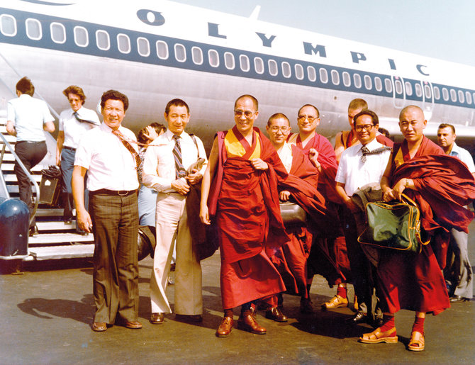 Leidyklos nuotr./12. Dalai Lama su asmenine palyda Graikijoje 1979 m. © Tibet Documentation