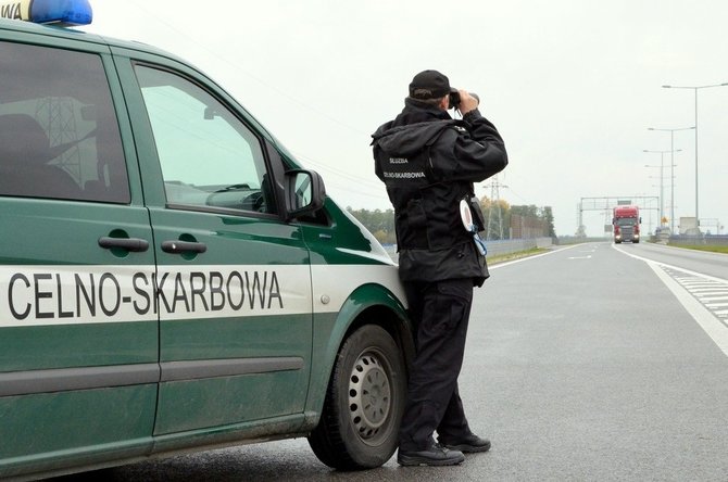 podlaskie.kas.gov.pl nuotr./Lenkijoje sulaikytas nelegaliai medienos atliekas gabenęs vairuotojas iš Lietuvos