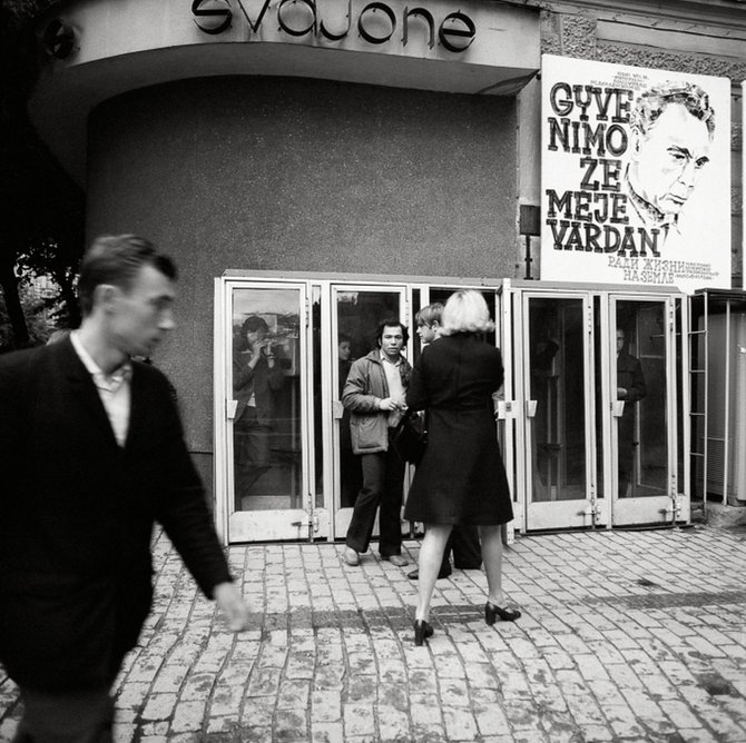 Mariaus Baranausko/Lietuvos nacionalinio muziejaus nuotr./Prie konditerijos parduotuvės „Svajonė“ Lenino (dabar Gedimino) prospekte. Vilnius, 1971 m.