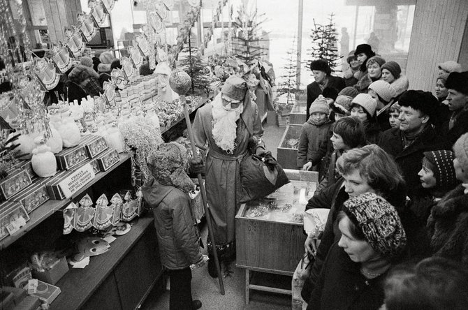 Mariaus Baranausko/Lietuvos nacionalinio muziejaus nuotr./Senis Šaltis Vilniaus universalinėje parduotuvėje. 1979 m. 