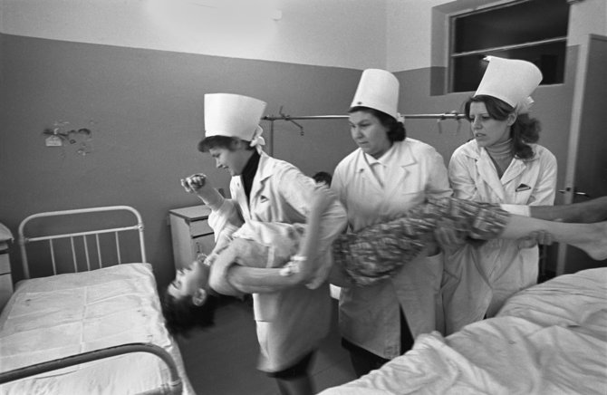 Romualdo Požerskio nuotr./Iš serijos „Vaikų ligoninė“ (1976–1986)