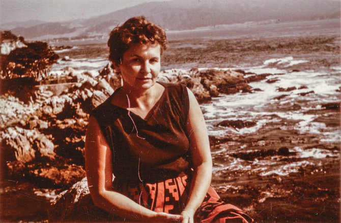 LLMA nuotr./M.Gimbutienė prie Ramiojo vandenyno rudenį 1961 m. 