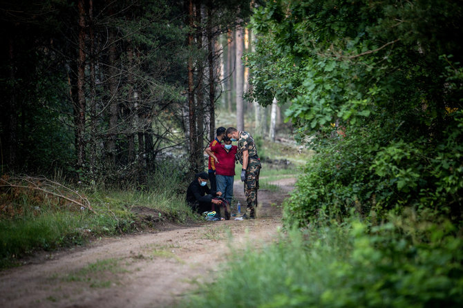 Vidmanto Balkūno / 15min nuotr./Druskininkų užkardos teritorijoje prie pat sienos su Baltarusija VSAT pareigūnai ką tik sulaikė migrantų grupę.