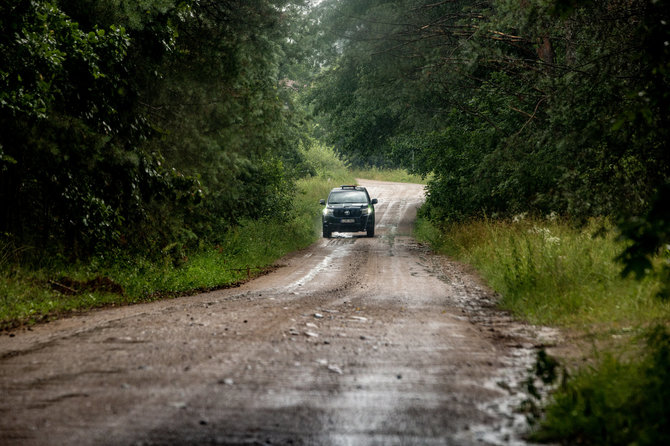 Vidmanto Balkūno / 15min nuotr./VSAT pareigūnai patruliuoja A.Barausko užkardos teritorijoje Varėnos r.