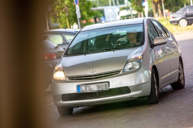 Vidmanto Balkūno / 15min nuotr./Vyras, atvykęs į Vilniaus degalinę paimti migrantus kelionei į Vokietiją. 