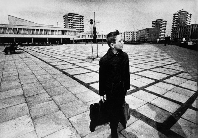 Antano Sutkaus nuotr./Berniukas grįžta iš mokyklos. Lazdynai. Vilnius, 1978