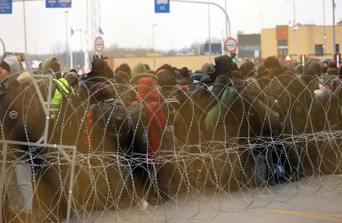 „Scanpix“/ITAR-TASS nuotr./Migrantai Baltarusijoje prie sienos su Lenkija