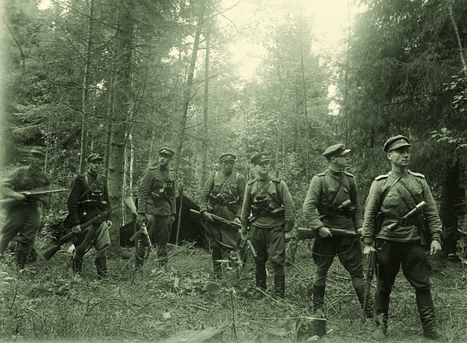 Okupacijos ir laisvės kovų muziejaus fondų nuotr./15 Vytauto apygardos Tigro rinktinės Erškėčio kuopos partizanai. 1947 m.