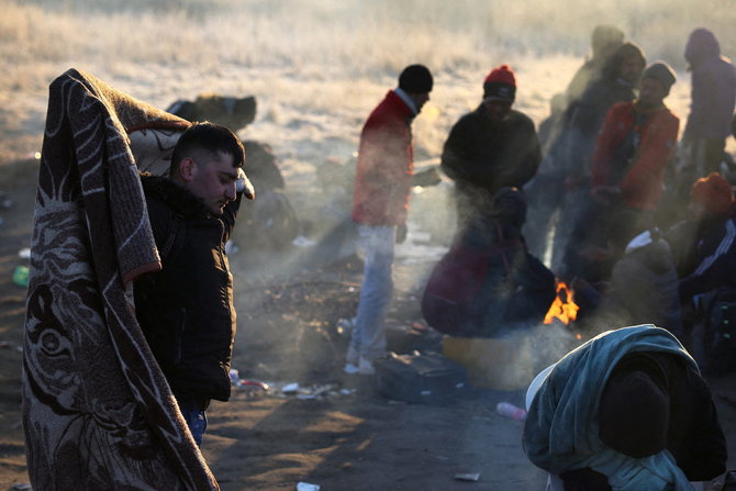 „Reuters“/„Scanpix“ nuotr./Žmonės prie Ukrainos sienos su Lenkija