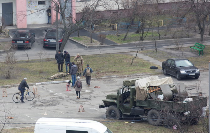„Reuters“/„Scanpix“ nuotr./Rusų karinis sunkvežimis po susišaudymo ir žuvę rusų kariai