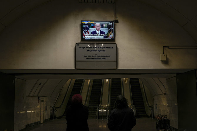 „Scanpix“/AP nuotr./Moteris metro stotyje Kyjive stebi naujienų laidą