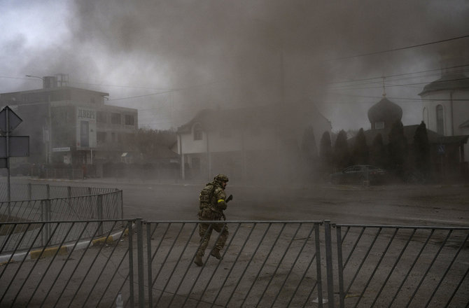 „The New York Times“/Lindsay Addario nuotr./Rusų pajėgos tęsia apšaudimus per evakuaciją