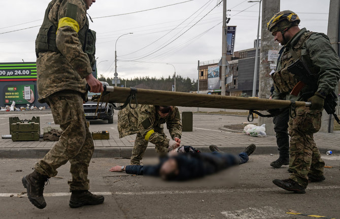 „The New York Times“/Lindsay Addario nuotr./Rusų pajėgos tęsia apšaudimus per evakuaciją
