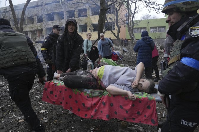 „Scanpix“/AP nuotr./Беременная женщина ранена в Мариуполе в результате обстрела российскими войсками родильного дома. Женщина и ребенок не выжили