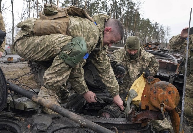 „Scanpix“/AP nuotr./Sunaikinta rusų tankų kolona