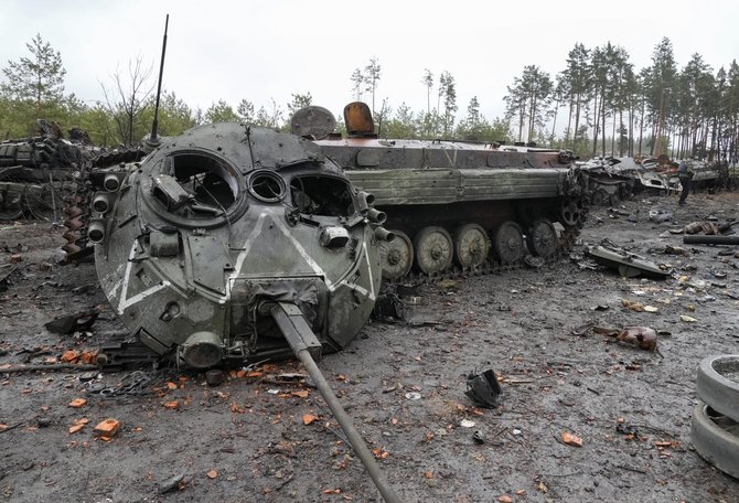 „Scanpix“/AP nuotr./Sunaikinta rusų tankų kolona